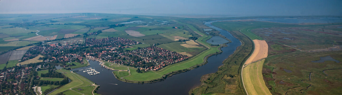 Luftaufnahme vom Dorf und Hafen Greetsiel