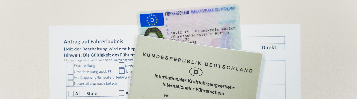 Antrag auf eine Fahrerlaubnis, Führerscheinkarte, Internationaler Führerschein und ein Autoschlüssel