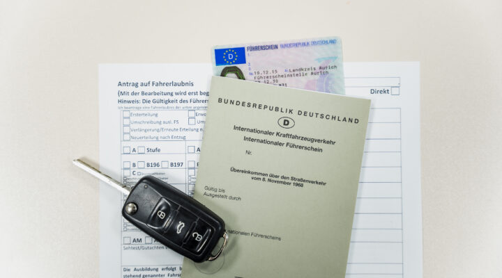 Antrag auf eine Fahrerlaubnis, Führerscheinkarte, Internationaler Führerschein und ein Autoschlüssel