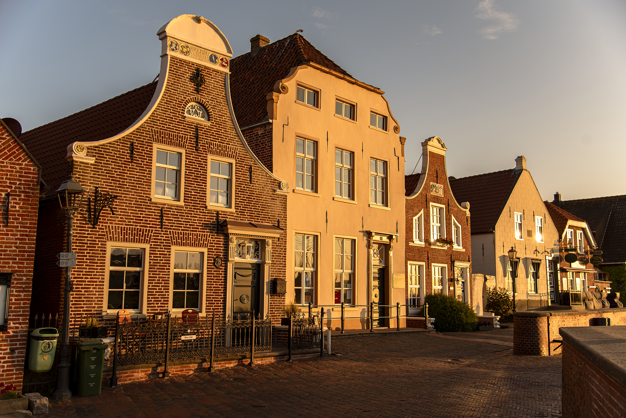 Gebäudereihe historischer Häuser in Greetsiel.