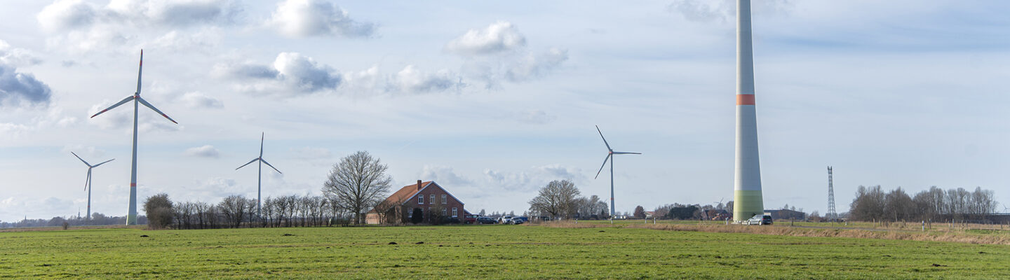 Landschaft mit einem Gulfhof und Windmühlen