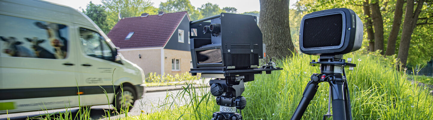 Mobile Blitzanlage und ein vorbeifahrendes Auto