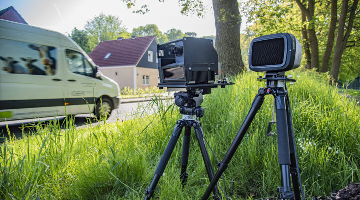 Mobile Blitzanlage und ein vorbeifahrendes Auto