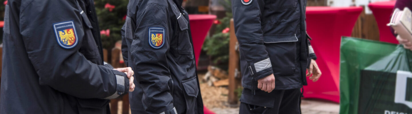 Ordnungsamt und Polizeikontrolle auf dem Marktplatz Aurich