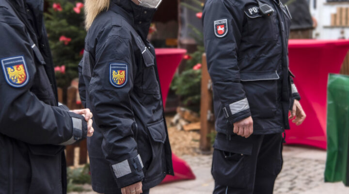 Ordnungsamt und Polizeikontrolle auf dem Marktplatz Aurich