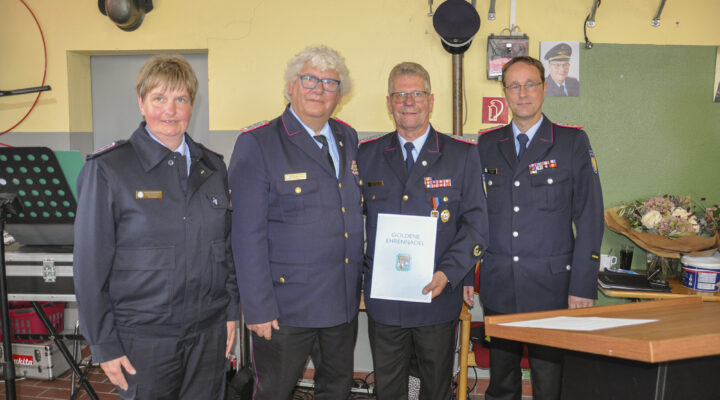 Vizepräsidentin Ostfriesischer Feuerwehrverband Tanja de Freese, Präsident Friedhelm Tannen, Dieter Helmers und Vizepräsident Mario Eilers