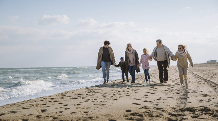 Familie spaziert an der Küste