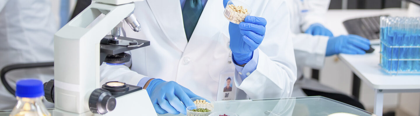 Mitarbeiter kontrolliert Lebensmittel im Labor