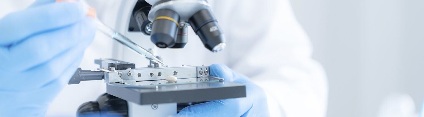 Nahaufnahme eines Mikroskop im Labor