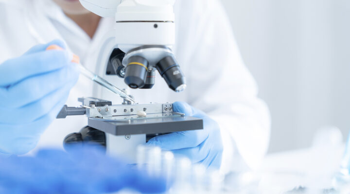 Nahaufnahme eines Mikroskop im Labor