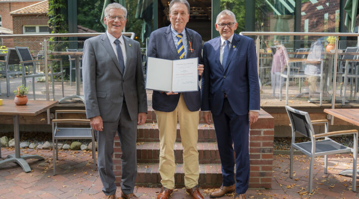 Reiner Alberts mit Bürgermeister Horst Feddermann und Landrat Olaf Meinen