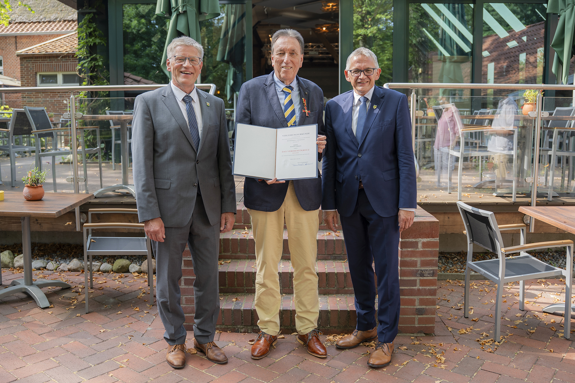 Reiner Alberts mit Bürgermeister Horst Feddermann und Landrat Olaf Meinen