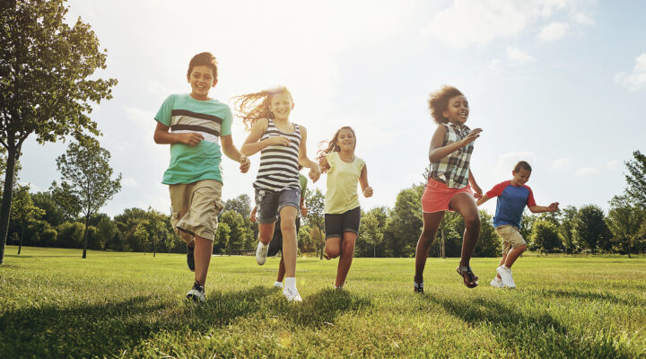 Glückliche Freunde, Kinder und Laufen mit Rasen in der Natur für Spaß, spielerischen Tag oder Sonnenschein im Park