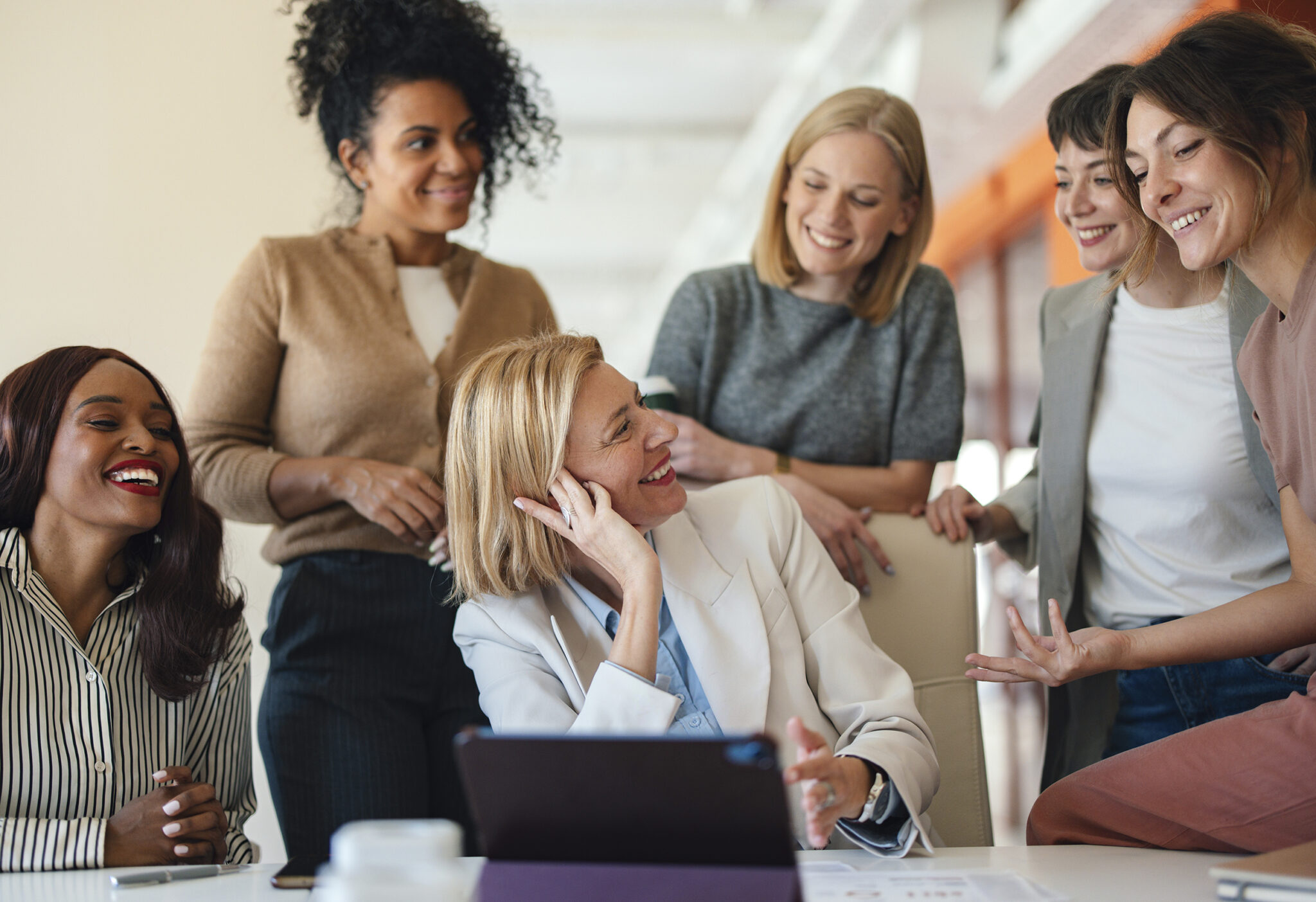 Gruppe von Frauen, die in einem professionellen Geschäftsumfeld zusammenarbeiten