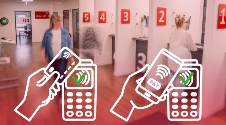 Innenaufnahme eines Servicebereichs mit mehreren Schaltern, an denen Menschen bedient werden. Im Vordergrund sind Symbole für kontaktloses Bezahlen mit Karte und Smartphone überlagert, jeweils mit grünem Häkchen als Zeichen erfolgreicher Zahlung.
