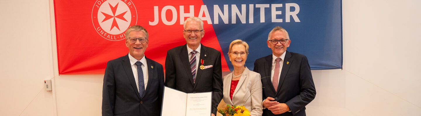 Ordensverleihung Hans Hunfeld. Von links nach rechts: Bürgermeister Horst Feddermann, Hans Hunfeld, Ehefrau Anita Bensing und Landrat Olaf Meinen