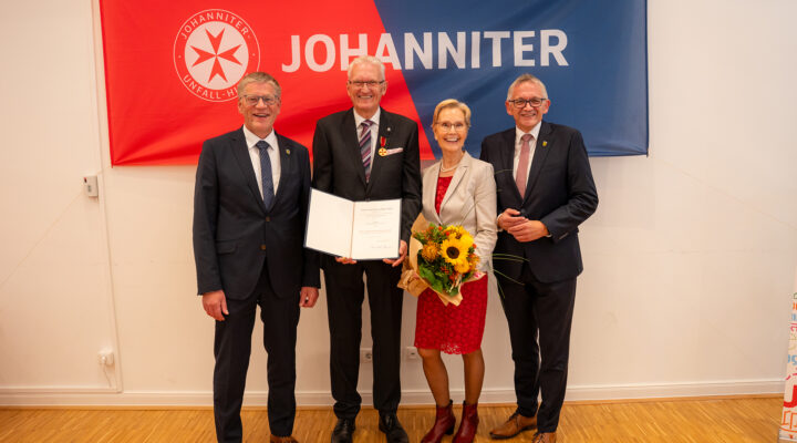 Ordensverleihung Hans Hunfeld. Von links nach rechts: Bürgermeister Horst Feddermann, Hans Hunfeld, Ehefrau Anita Bensing und Landrat Olaf Meinen