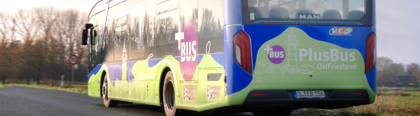 Rückansicht von einem PlusBus E-Bus auf einer Landstraße