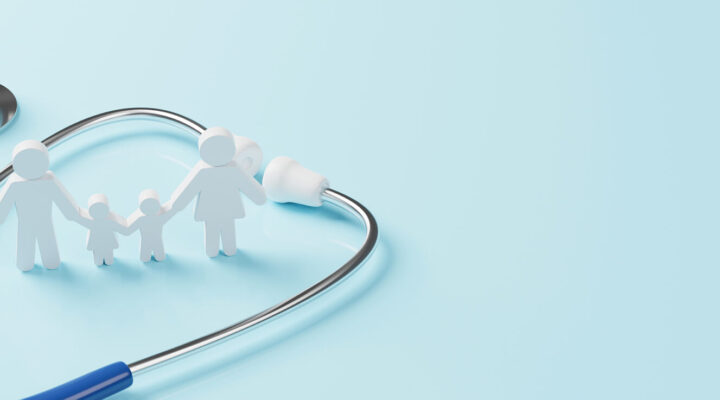 Stilisierte Figuren einer Familie stehen Hand in Hand innerhalb eines zu einem Herz geformten Stethoskops auf hellblauem Hintergrund – Symbol für Gesundheitsversorgung und Familienschutz.
