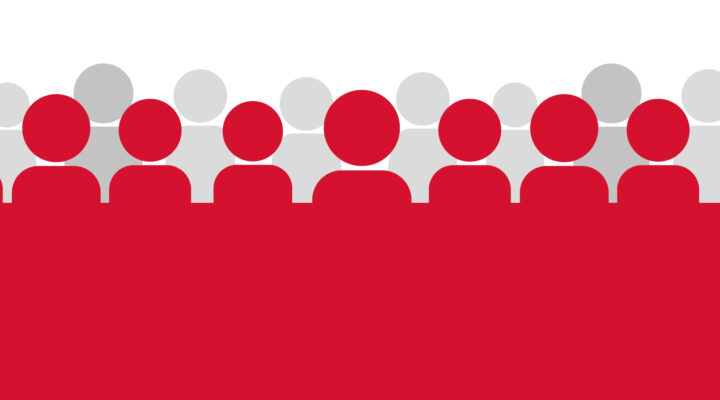 Abstrakte Grafik mit stilisierten Personen-Symbolen in Rot und Grau, die in mehreren Reihen angeordnet sind. Die roten Figuren im Vordergrund heben sich von den grauen im Hintergrund ab und symbolisieren Beteiligung, Öffentlichkeit oder Zielgruppen.